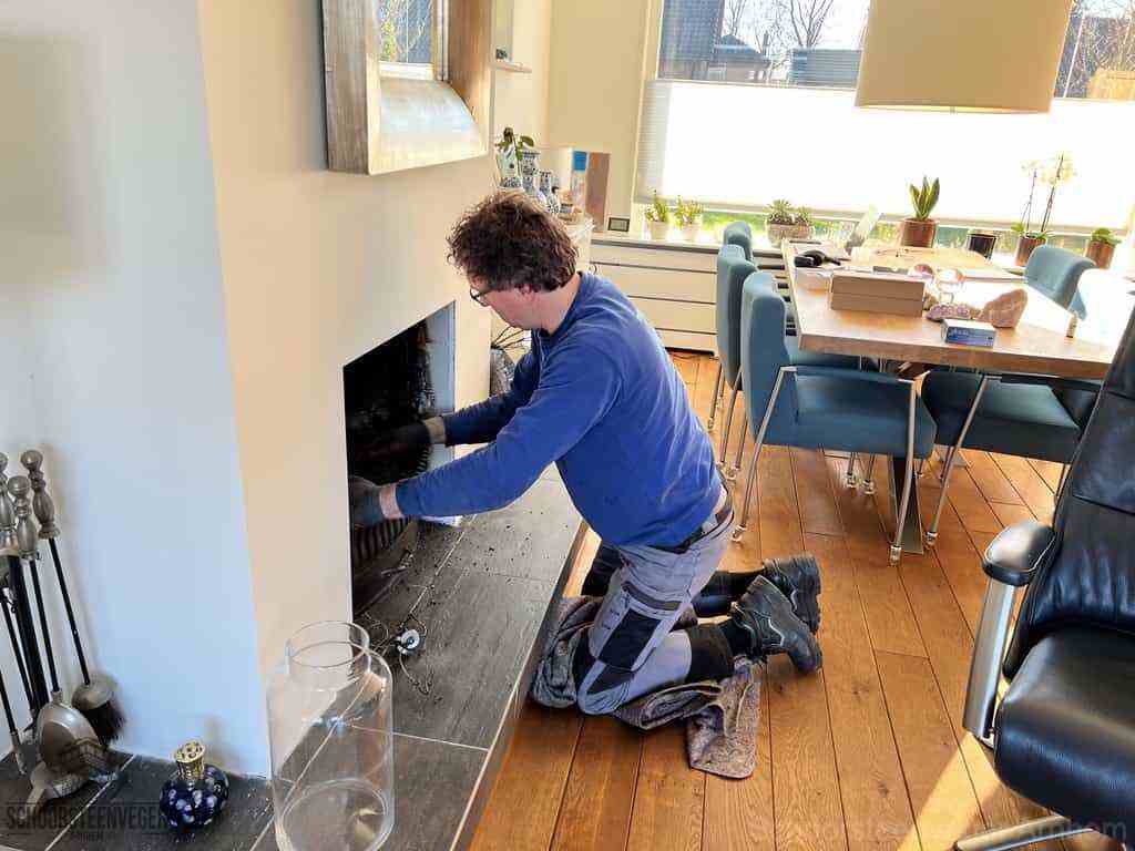 Schouwveger Arnhem kleed schoorsteenreiniger Schouwveger Arnhem kleed schoorsteenreiniger